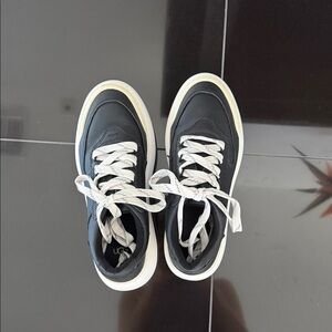 UGG women’s Black Leather Platform Sneakers. Size 7.5